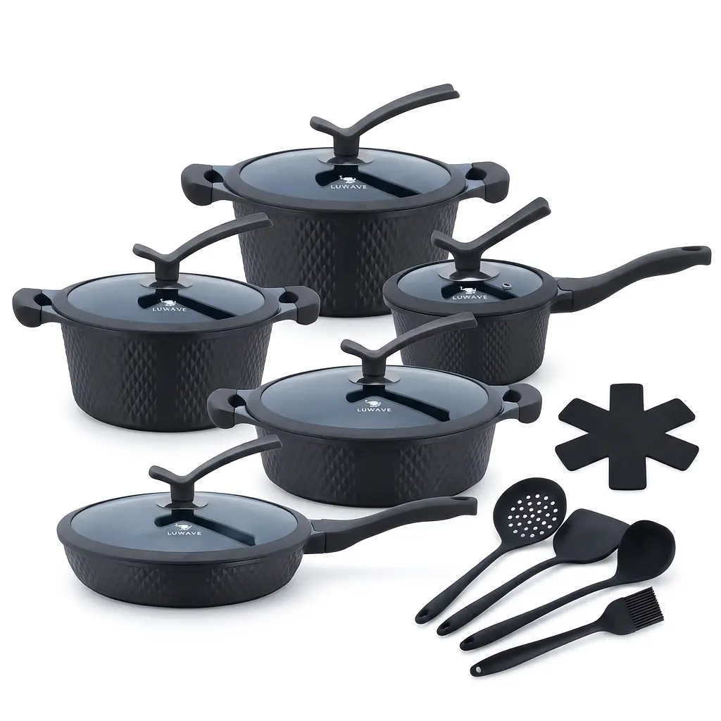 Conjunto de panelas na cor cinza com utensílios e protetor